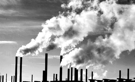 Dymiące kominy fabryk (na zdjęciu: zakład Chryslera w Toledo, Ohio) przypominają o problemie ocieple