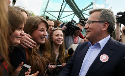 Komorowski: Duda należy do partii, ja nie