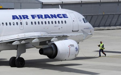 Air France-KLM oszczędza na pensjach i samolotach