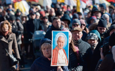 Gdańsk. Jeden z wielu odbywających się w tegoroczną Niedzielę Palmową marszów wdzięczności za św. Ja