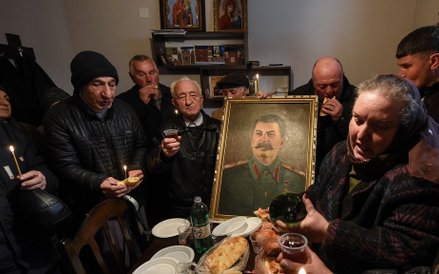 Rocznicę śmierci Stalina obchodzono także w jego ojczyźnie - Gruzji. Na zdjęciu komuniści w mieście 