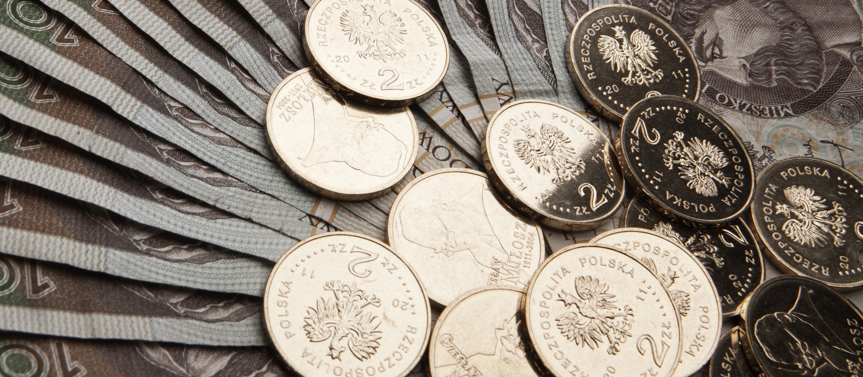 Słabszy złoty nie pozostanie bez wpływu na wyniki. Kto skorzysta, a kto straci?