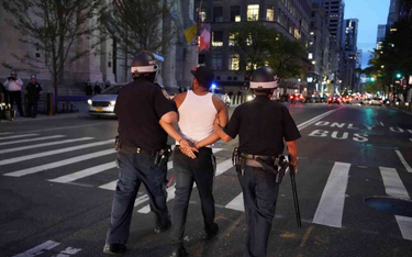 Godzina policyjna w Nowym Jorku. Gubernator wzywa do reform policji
