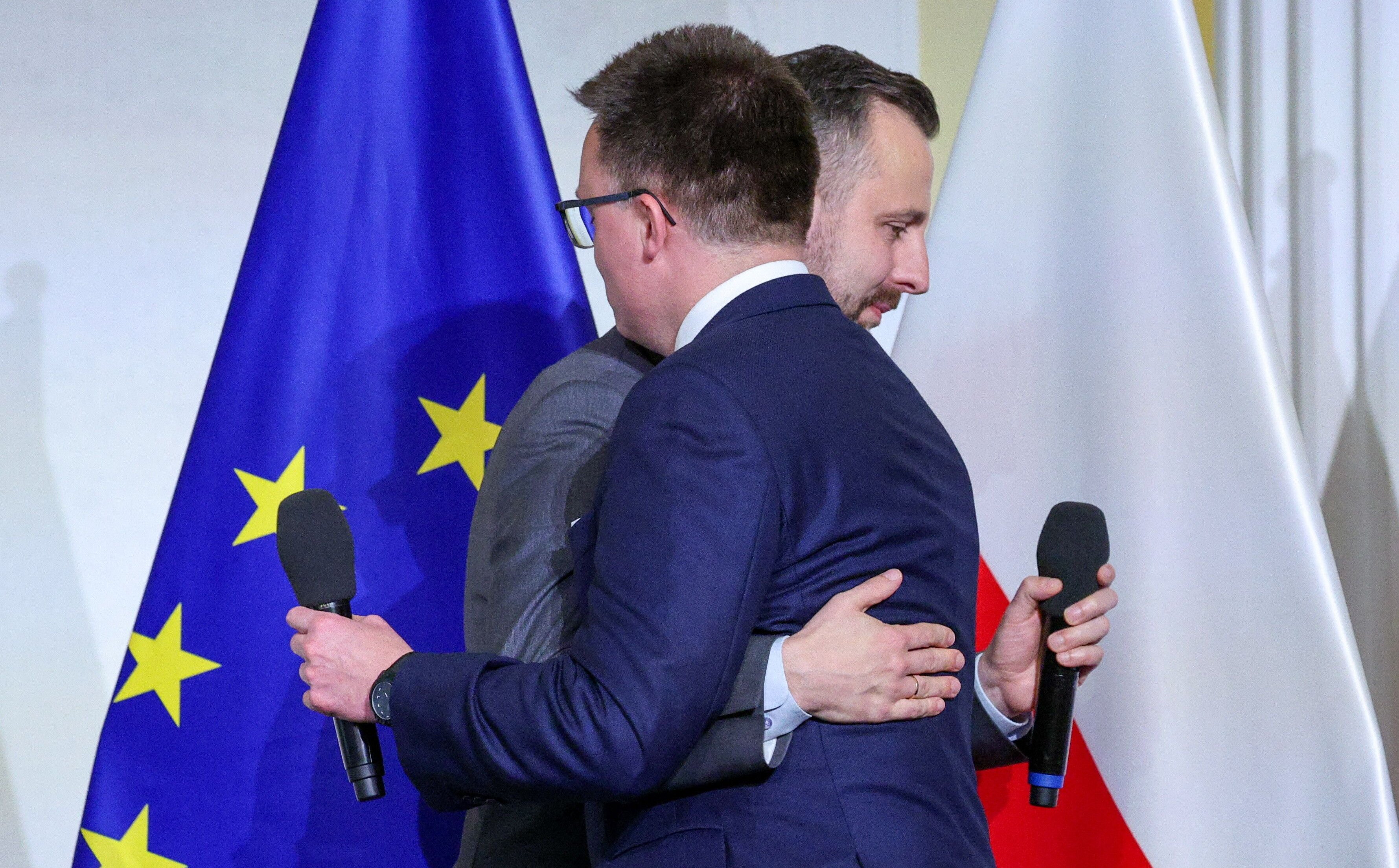 Sondaż: Wyborcy PSL i Polski 2050 częściej krytykują rząd, niż opozycję