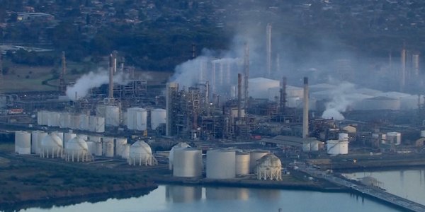 Pożar w jednej z dwóch największych rafinerii Australii. Będą problemy z benzyną