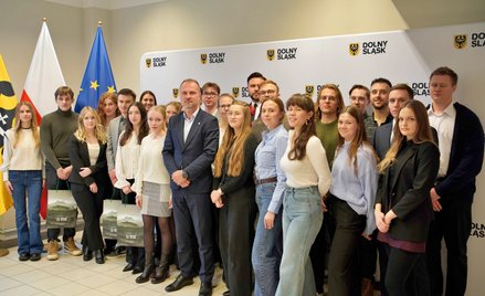 Laureaci II edycji programu wspierającego przyszłych lekarzy, którego inicjatorem jest samorząd regi