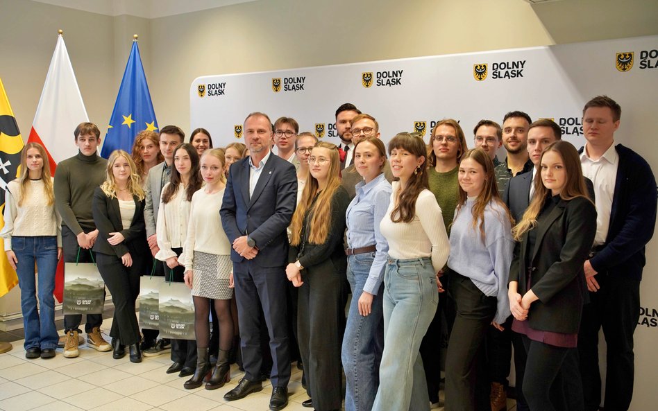 Laureaci II edycji programu wspierającego przyszłych lekarzy, którego inicjatorem jest samorząd regi