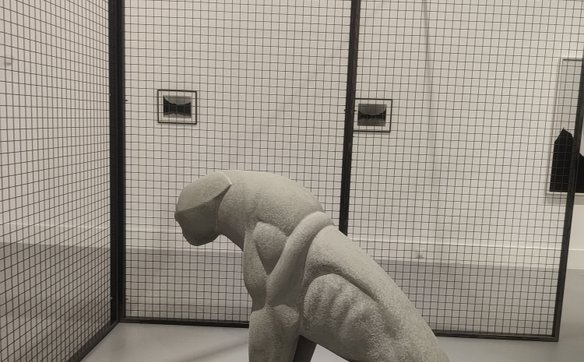 Maria Loboda „Her Artillery", 2013, Styropianowy lew pokryty szarym betonem