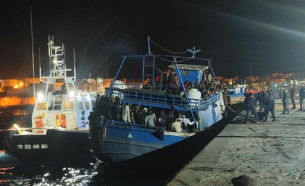 Statek z migrantami na nabrzeżu na włoskiej wyspie Lampedusa
