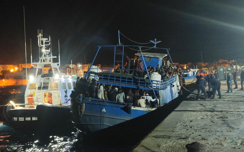 Statek z migrantami na nabrzeżu na włoskiej wyspie Lampedusa