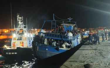 Statek z migrantami na nabrzeżu na włoskiej wyspie Lampedusa