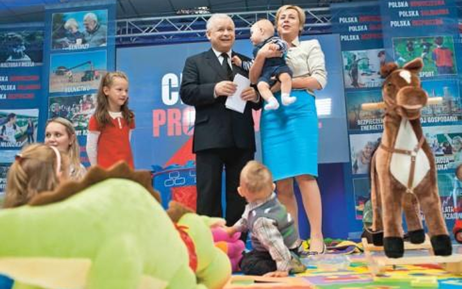 Jarosław Kaczyński i posłanka Jadwiga Wiśniewska na konferencji PiS dotyczącej dpdatkowych opłat za 