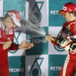 Fernando Alonso (z prawej, obok inżynier z Ferrari) zwyciężył w tym sezonie już piąty raz