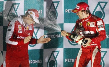 Fernando Alonso (z prawej, obok inżynier z Ferrari) zwyciężył w tym sezonie już piąty raz