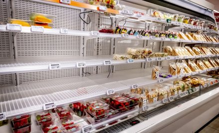 Puste półki w holenderskim supermarkecie Albert Heijn