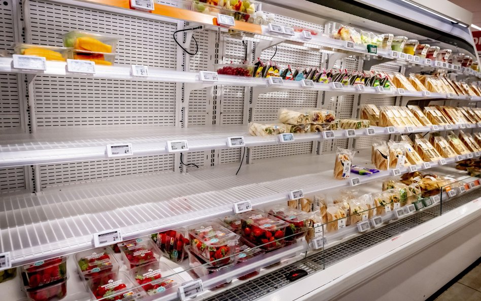 Puste półki w holenderskim supermarkecie Albert Heijn