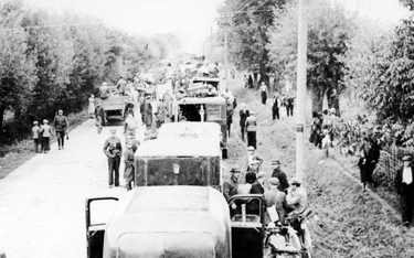Kolumna samochodów Poczty Polskiej podczas ewakuacji, kampania wrześniowa 1939 r.