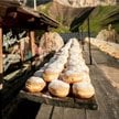 Niemieckie krapfen – rodzaj puszystych pączków z kremem waniliowym lub orzechowym, posypanych cukrem