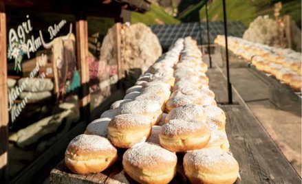 Niemieckie krapfen – rodzaj puszystych pączków z kremem waniliowym lub orzechowym, posypanych cukrem
