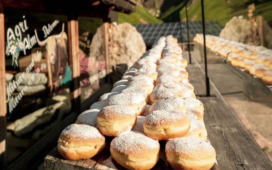 Niemieckie krapfen – rodzaj puszystych pączków z kremem waniliowym lub orzechowym, posypanych cukrem