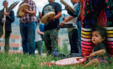 Eva William ze wspólnoty Simpcw First Nation gra na bębnie podczas demonstracji ku czci ofiar polity