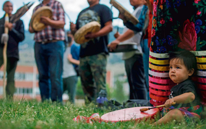 Eva William ze wspólnoty Simpcw First Nation gra na bębnie podczas demonstracji ku czci ofiar polity
