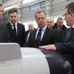 Dmitrij Miedwiediew w fabryce zbrojeniowej w Rosji