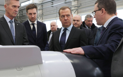 Dmitrij Miedwiediew w fabryce zbrojeniowej w Rosji