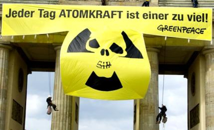 Antyatomowy transparent na Bramie Brandenburskiej