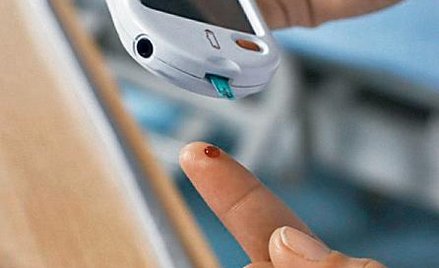 Częste pomiary poziomu cukru we krwi to tylko jedna z wielu niedogodności dla osób cierpiących na cu