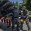 Transport rannego w ostrzeliwanym przez Rosjan Bachmucie