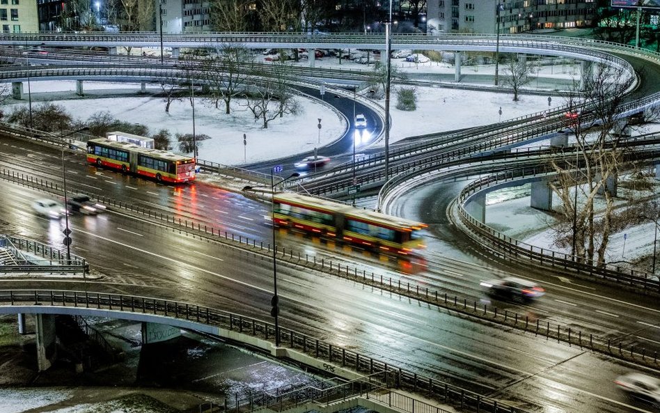 Na ulicach Warszawy pojawiły się ogrzewane namioty z ciepłymi napojami i specjalne autobusy