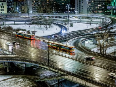 Na ulicach Warszawy pojawiły się ogrzewane namioty z ciepłymi napojami i specjalne autobusy
