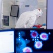 Pracownicy laboratorium zajmują się m.in. wyodrębnianiem mutacji koronawirusa.