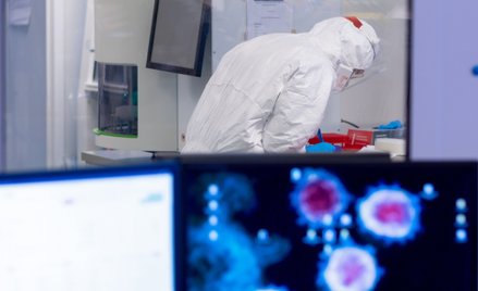 Pracownicy laboratorium zajmują się m.in. wyodrębnianiem mutacji koronawirusa.