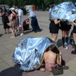 Mieszkańcy Berlina chronią się przed upałem pod kocami ratunkowymi z folii NRC.