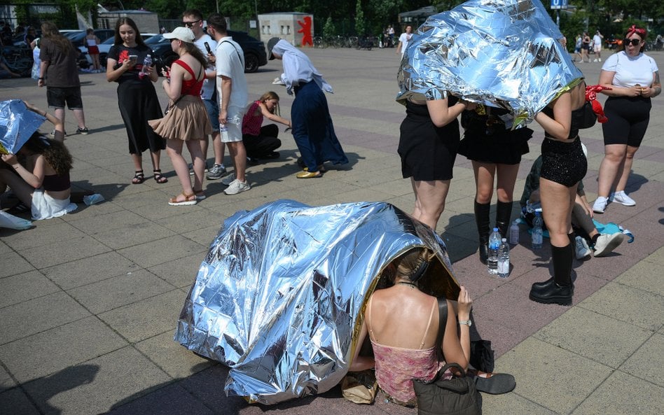 Mieszkańcy Berlina chronią się przed upałem pod kocami ratunkowymi z folii NRC.