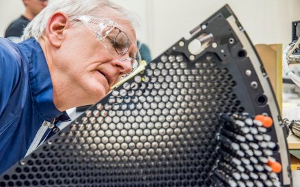 Stu Harris pracuje nad montażem instrumentu DESI