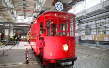 Prezentacja zrekonstruowanego tramwaju na terenie Zakładu Naprawy Tramwajów w Warszawie