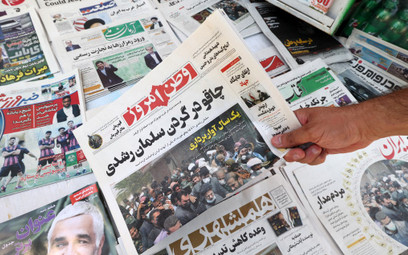 Irańskie dzienniki chwalą atak na Salmana Rushdiego