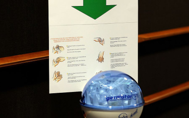 Instrukcja mycia rąk i dozownik z płynem do dezynfekcji w budynku Parlamentu Europejskiego
