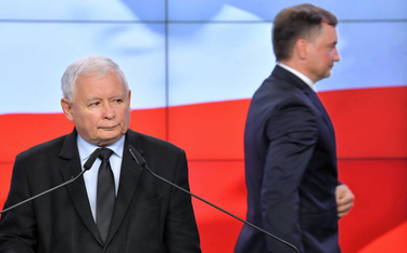 Prezes PiS Jarosław Kaczyński i prezes Solidarnej Polski Zbigniew Ziobro podczas oświadczenia dla me