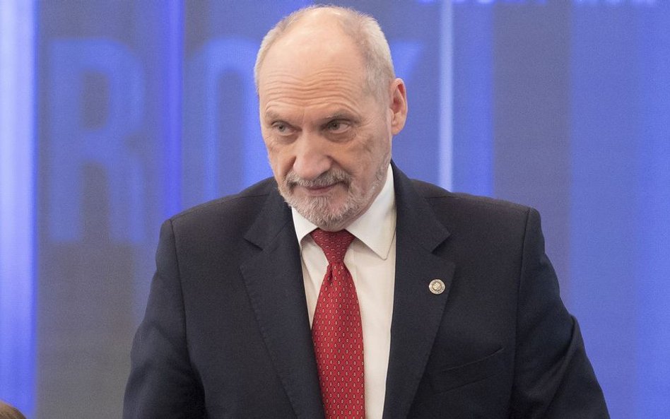 Macierewicz: Zapowiadają, że będą demoralizowali polskie dzieci i młodzież