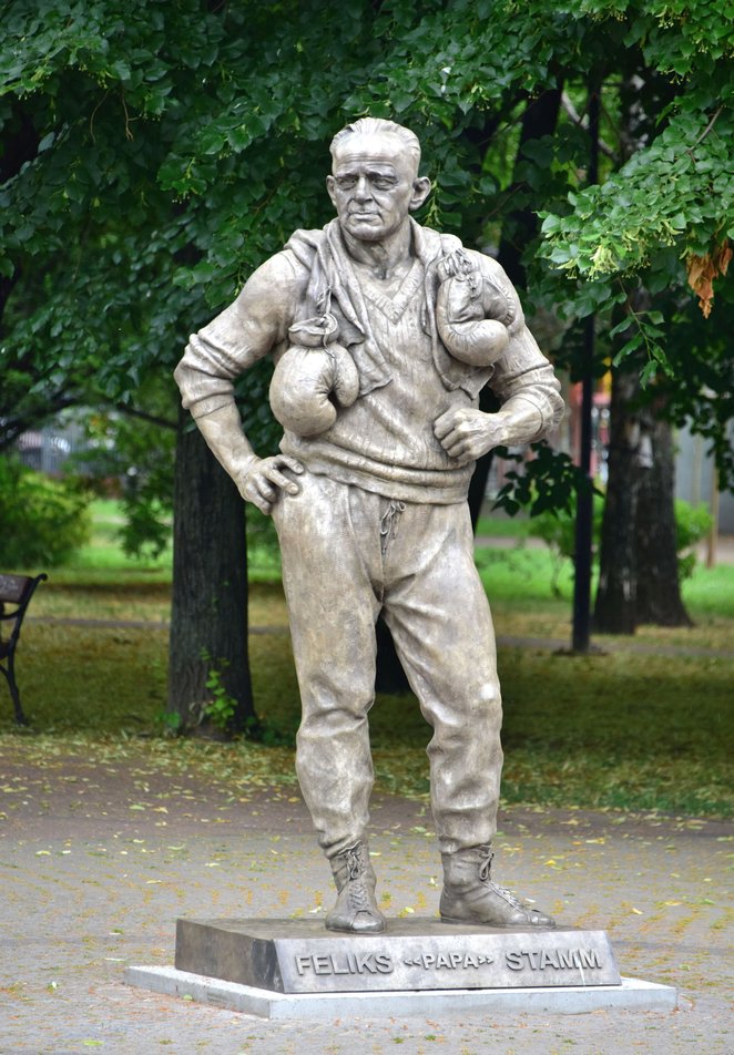 Pomnik Feliksa "Papy" Stama -  legendy polskiego boksu i twórcy słynnej „polskiej szkoły boksu”