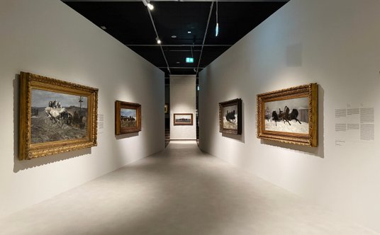 Fragment wystawy w MNK z rozpędzonymi "Czwórkami" i "Trójkami"