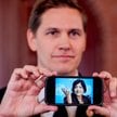 Przewodniczący Norweskiego Komitetu Noblowskiego Jørgen Watne Frydnes prezentuje zdjęcie Navanethem 