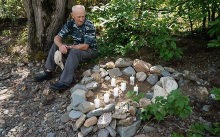 Bogusław Żukowski nad symboliczną mogiłą matki, tajga.