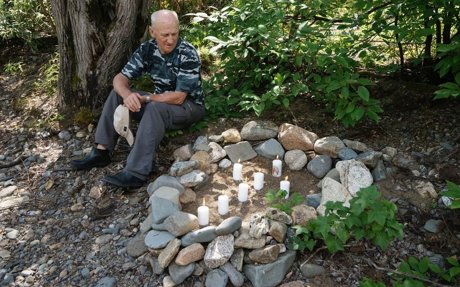 Bogusław Żukowski nad symboliczną mogiłą matki, tajga.
