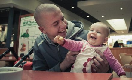 Ojcami dzieci nastoletnich mam są najczęściej mężczyźni od nich starsi. Ale liczba nastoletnich ojcó