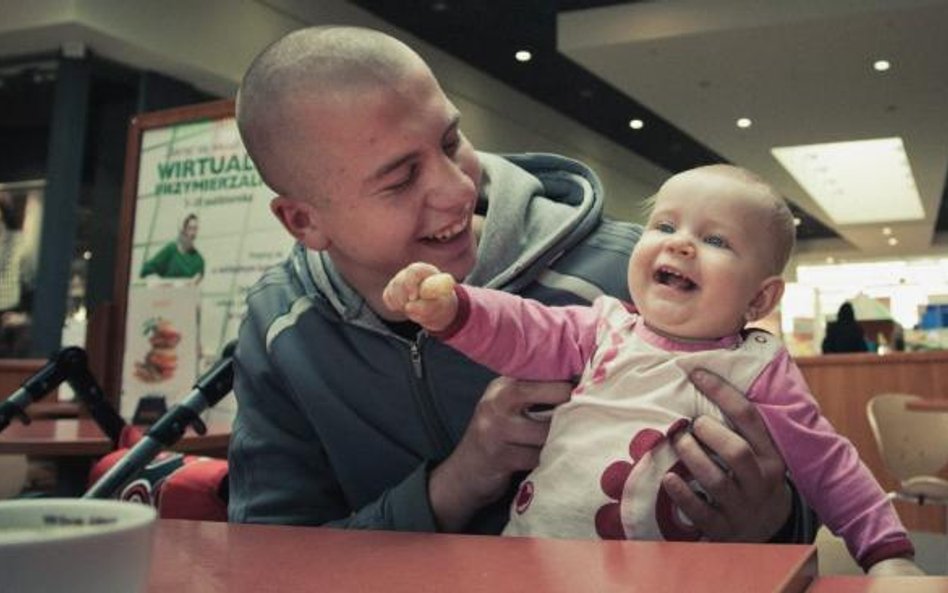 Ojcami dzieci nastoletnich mam są najczęściej mężczyźni od nich starsi. Ale liczba nastoletnich ojcó